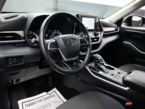 Used 2024 Toyota Highlander LE AWD/4WD image 13