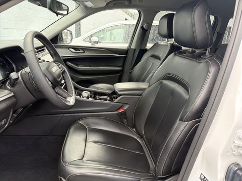 Used 2023 Jeep Grand Cherokee Limited AWD/4WD image 10