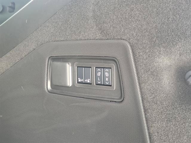 Certified 2026 Cadillac Escalade ESV Platinum Sport w/ LPO, ONYX Package AWD/4WD image 25