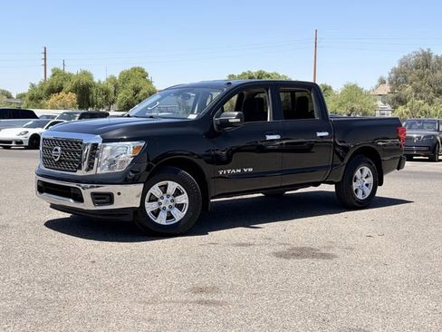 Used 2018 Nissan Titan SV w/ SV Convenience Package RWD image 2