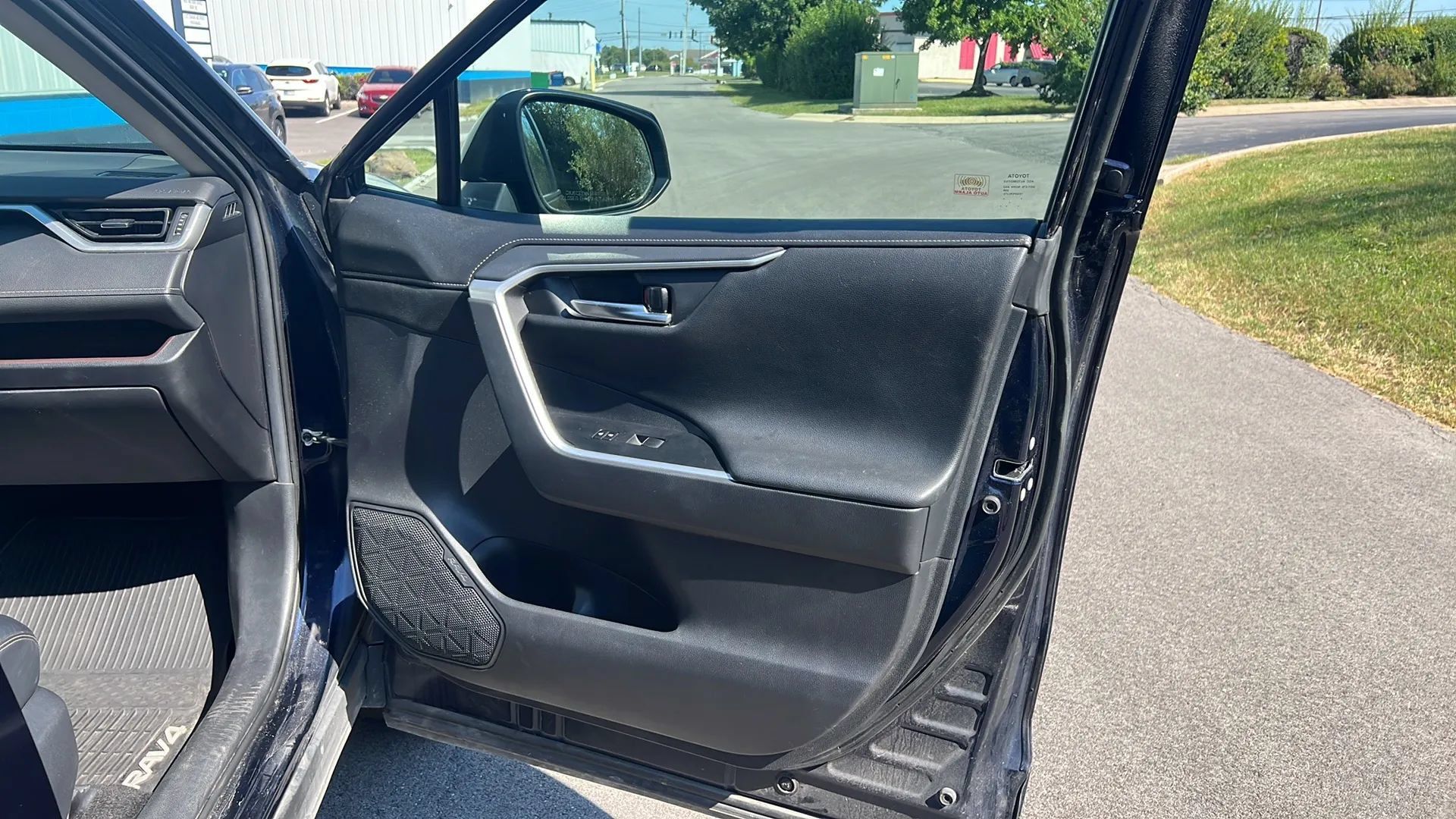 Used 2019 Toyota RAV4 Limited w/ Advanced Technology Package AWD/4WD image 23