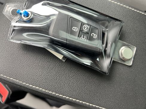 Certified 2025 Volkswagen Taos SE image 33