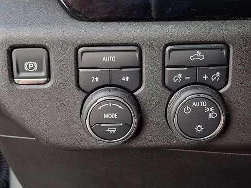 Used 2025 Chevrolet Silverado 1500 LT AWD/4WD image 25