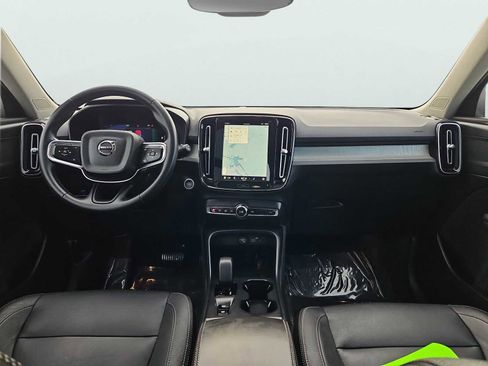 Used 2024 Volvo XC40 B5 Core image 3