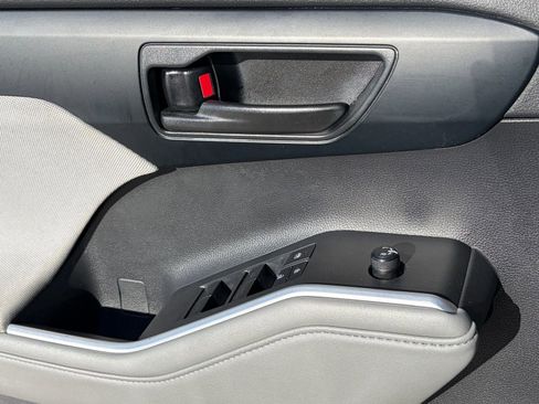 Used 2022 Toyota Highlander L FWD image 23