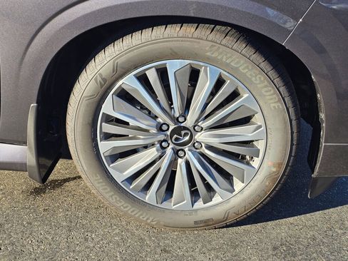 New 2025 INFINITI QX80 Luxe image 9