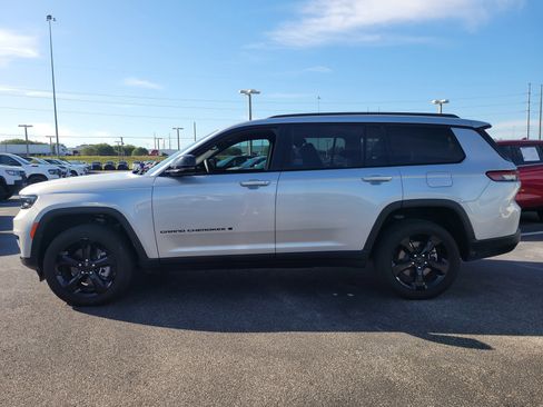 Used 2024 Jeep Grand Cherokee L Limited w/ Black Appearance Package RWD image 7