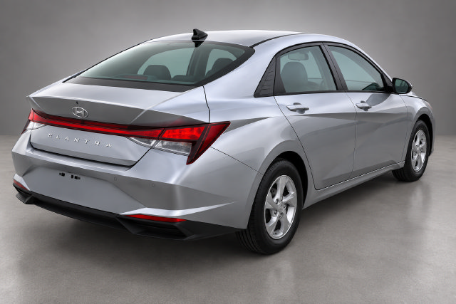 Used 2021 Hyundai Elantra SE FWD image 3