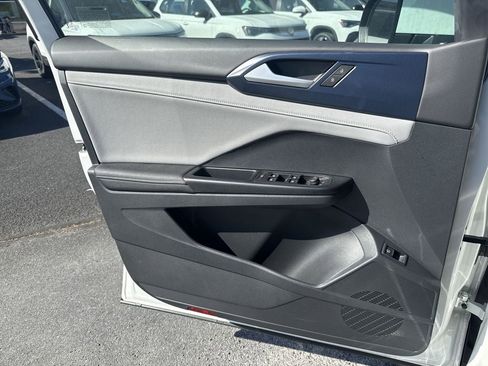 New 2024 Volkswagen Taos SE image 21