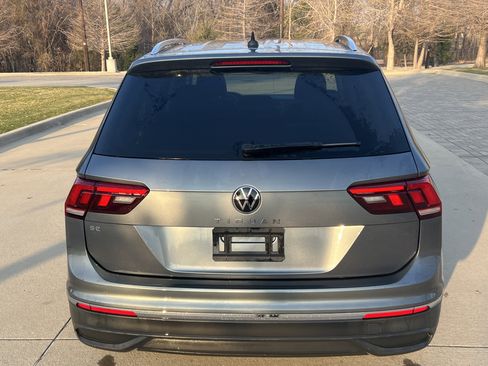 Certified 2022 Volkswagen Tiguan SE image 9