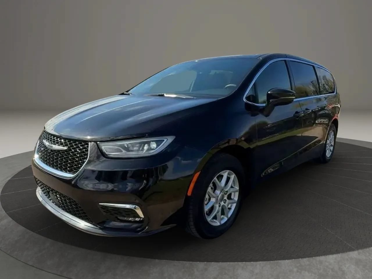 Used 2025 Chrysler Pacifica Select FWD image 3