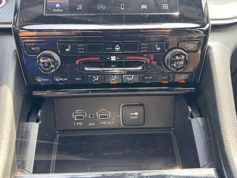 Used 2025 Jeep Grand Cherokee Altitude AWD/4WD image 47