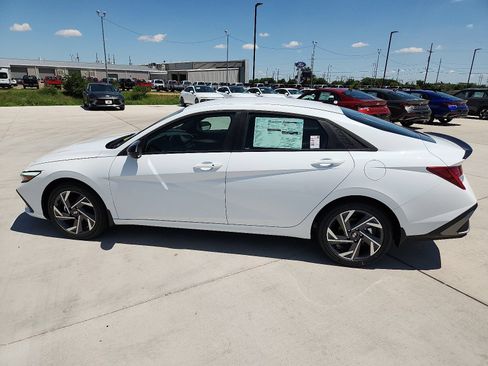 New 2025 Hyundai Elantra SEL FWD image 2