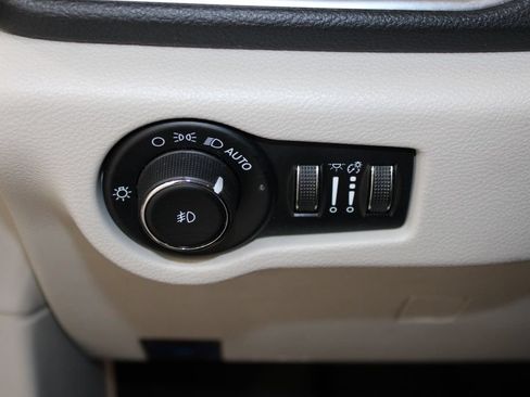 Used 2023 Chrysler Pacifica Limited FWD image 46