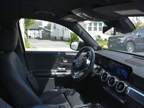 Used 2025 Mercedes-Benz GLB 250 image 21