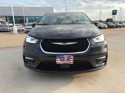 Used 2023 Chrysler Pacifica Touring-L FWD image 3