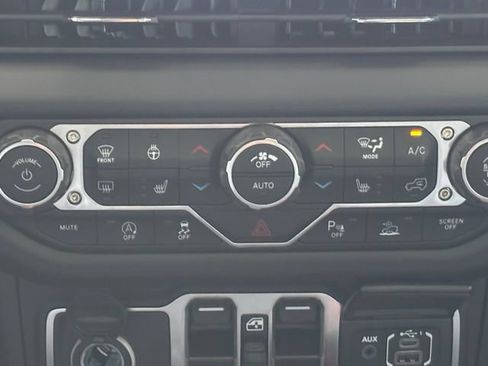 Used 2025 Jeep Gladiator Sport AWD/4WD image 5