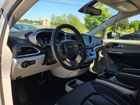 Used 2024 Chrysler Pacifica Touring-L FWD image 12