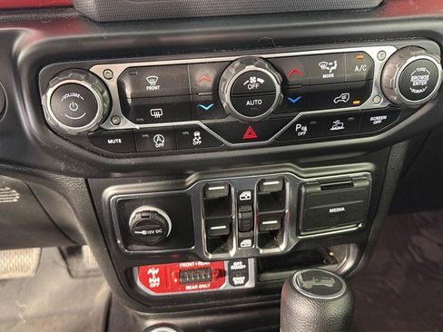 Used 2021 Jeep Wrangler Unlimited Rubicon w/ LED Lighting Group AWD/4WD image 13