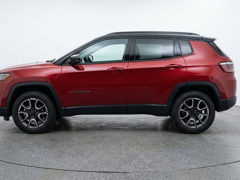 Used 2025 Jeep Compass Trailhawk AWD/4WD image 5