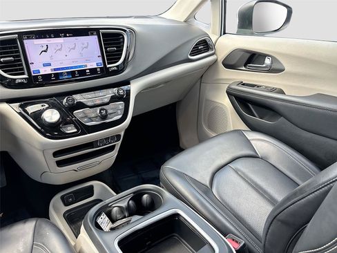 Used 2023 Chrysler Pacifica Touring-L FWD image 22
