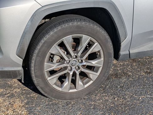 Used 2019 Toyota RAV4 XLE Premium FWD image 10