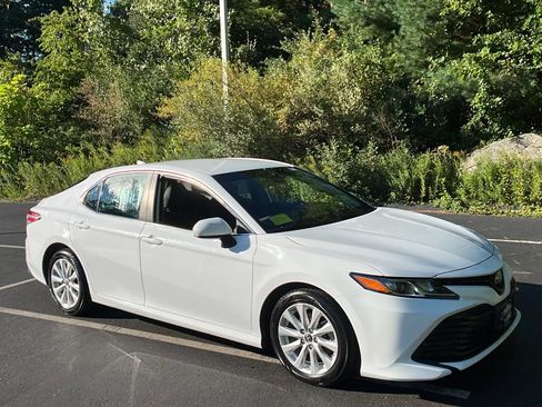 Used 2019 Toyota Camry LE FWD image 7