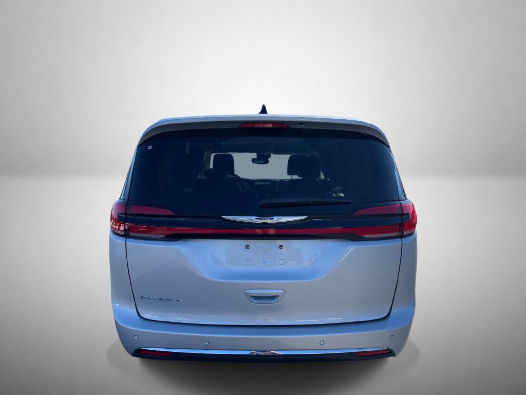 Used 2024 Chrysler Pacifica Touring-L FWD image 4