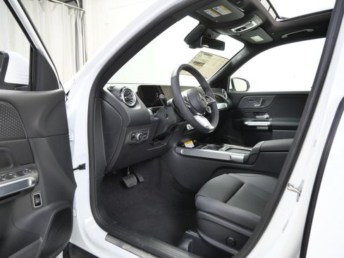 Used 2026 Mercedes-Benz GLB 250 4MATIC image 7