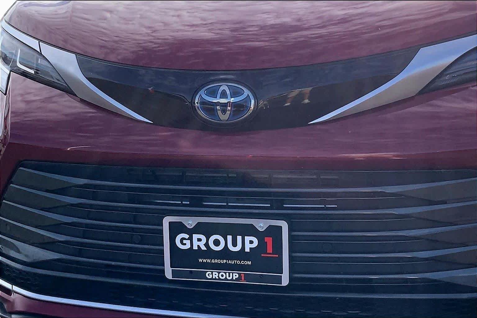 Used 2023 Toyota Sienna Limited FWD image 30