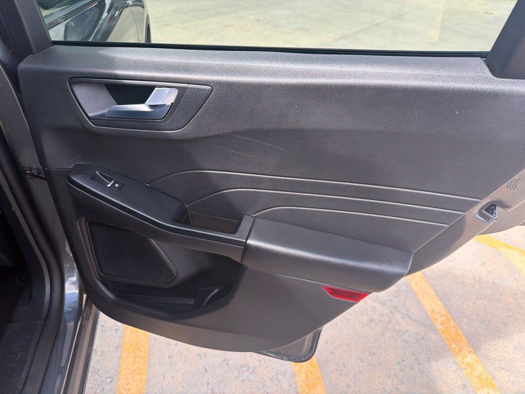Used 2025 Ford Escape ST-Line Select AWD/4WD image 34