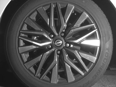 Used 2025 Nissan Altima 2.5 SV FWD image 12