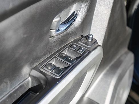 Used 2017 Nissan Titan SV image 29