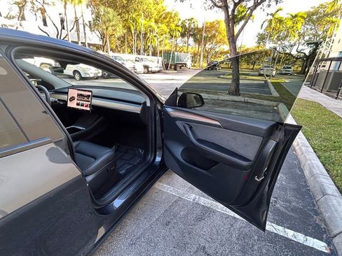 Used 2025 Tesla Model Y Long Range image 27