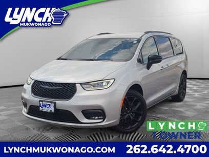 Used 2024 Chrysler Pacifica Touring-L w/ Uconnect Theater Family Group