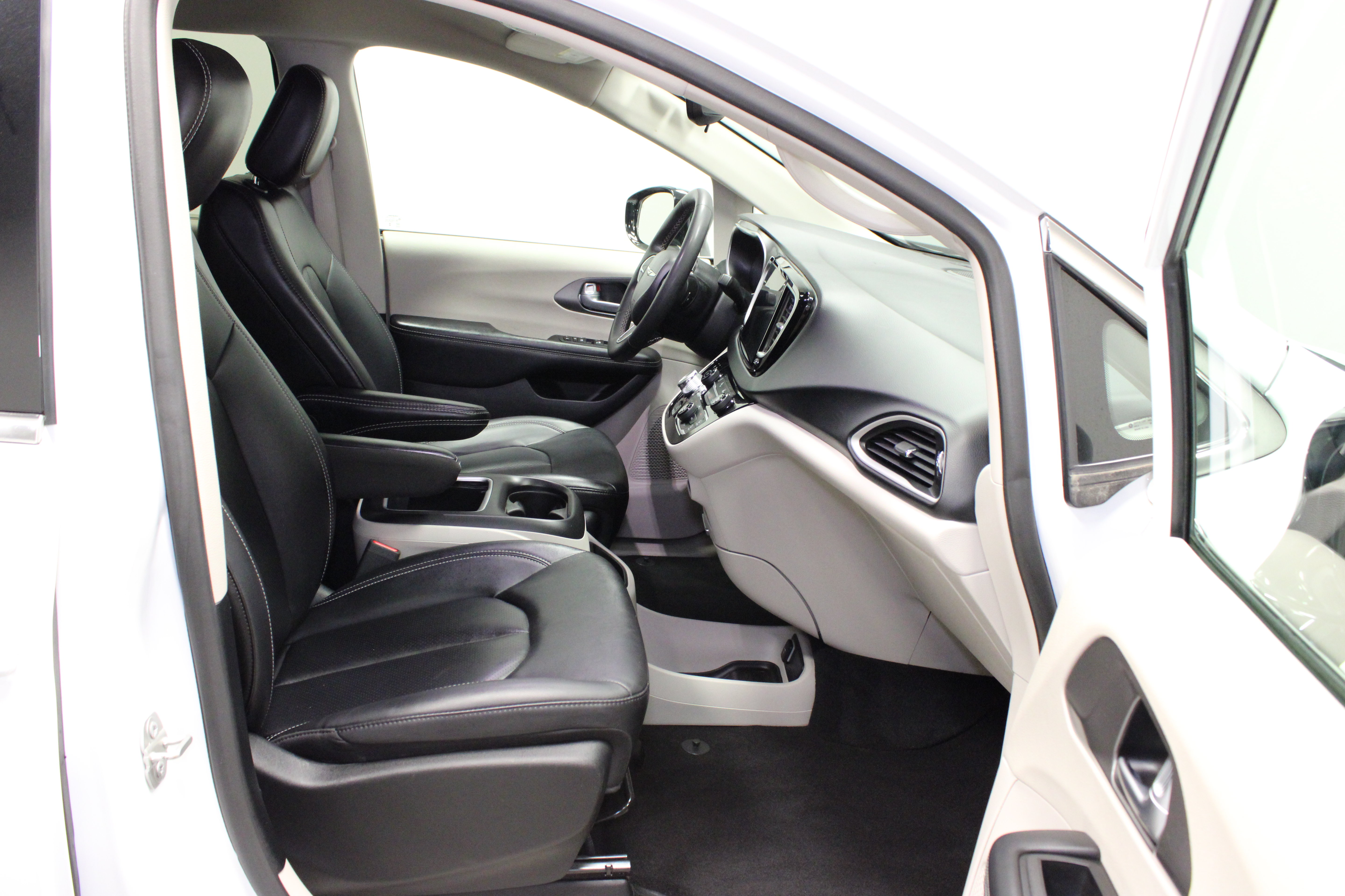 Used 2024 Chrysler Pacifica Touring-L FWD image 14