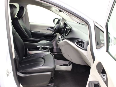 Used 2024 Chrysler Pacifica Touring-L FWD image 14