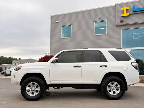 Used 2023 Toyota 4Runner SR5 Premium w/ Moonroof Package AWD/4WD image 13