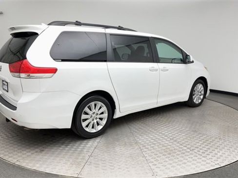 Used 2011 Toyota Sienna XLE w/ Premium Pkg image 2
