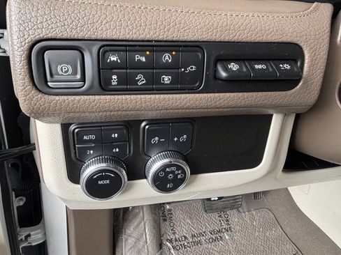 Used 2022 GMC Yukon Denali AWD/4WD image 18