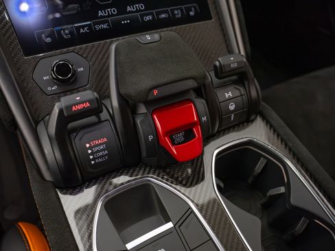 Used 2024 Lamborghini Urus Performante AWD/4WD image 14