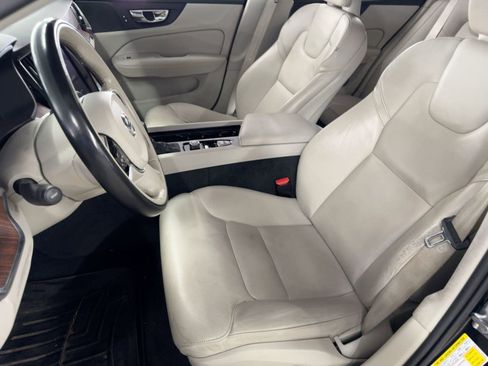 Used 2019 Volvo S60 T5 Momentum image 5