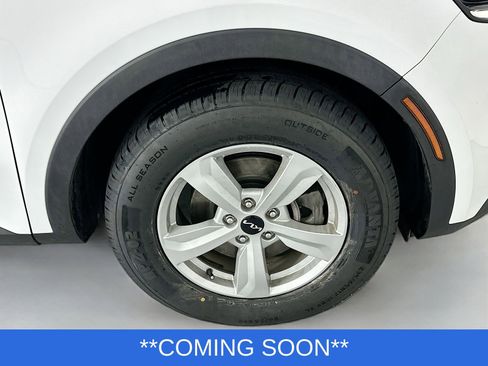 Used 2023 Kia Sorento LX image 28