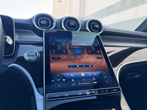 Used 2025 Mercedes-Benz GLC 300 4MATIC image 27