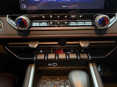 Used 2024 Chevrolet Colorado Z71 w/ Z71 Convenience Package 2 image 28