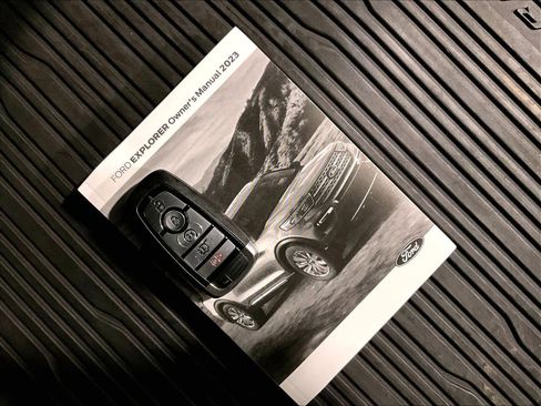 Used 2023 Ford Explorer Limited w/ Limited Technology Package image 32