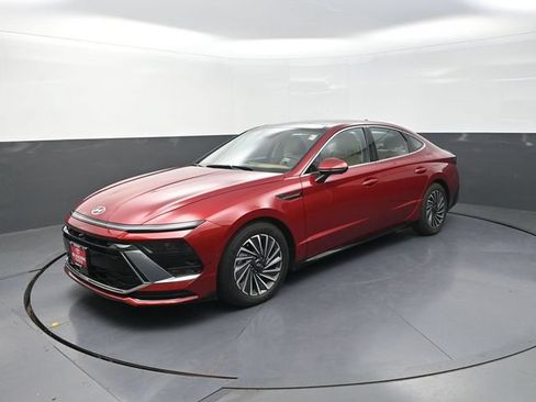 Used 2025 Hyundai Sonata Limited FWD image 3