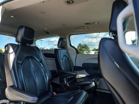 Used 2023 Chrysler Pacifica Touring-L FWD image 11