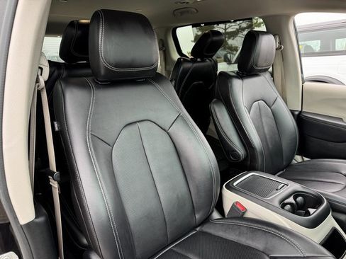 Used 2024 Chrysler Pacifica Touring-L image 20