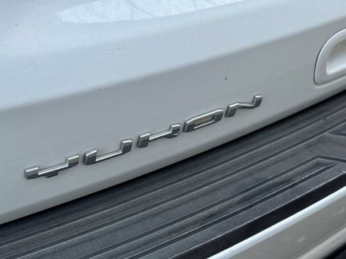 Used 2024 GMC Yukon XL SLT RWD image 6